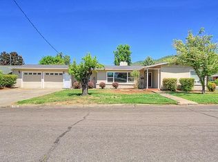 736 NE Riddle Dr, Grants Pass, OR 97526