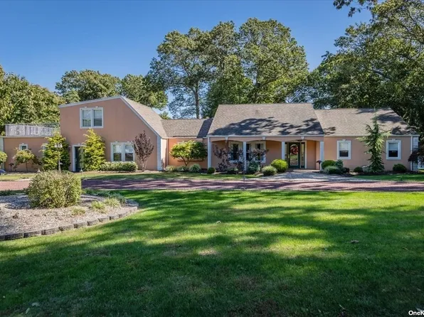 79 Westchester Dr, Rocky Point, NY 11778
