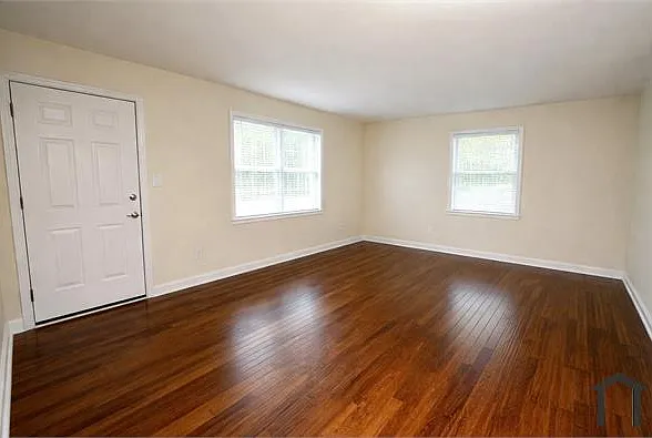 5 bed, 2000 sqft, $2,395 — Photo 3