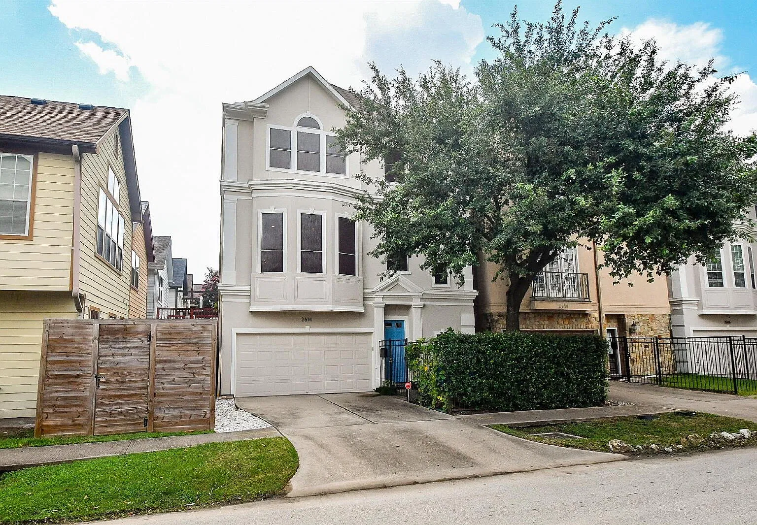 3 bed, 3.5 bath, 2062 sqft, $3,000 — Photo 2