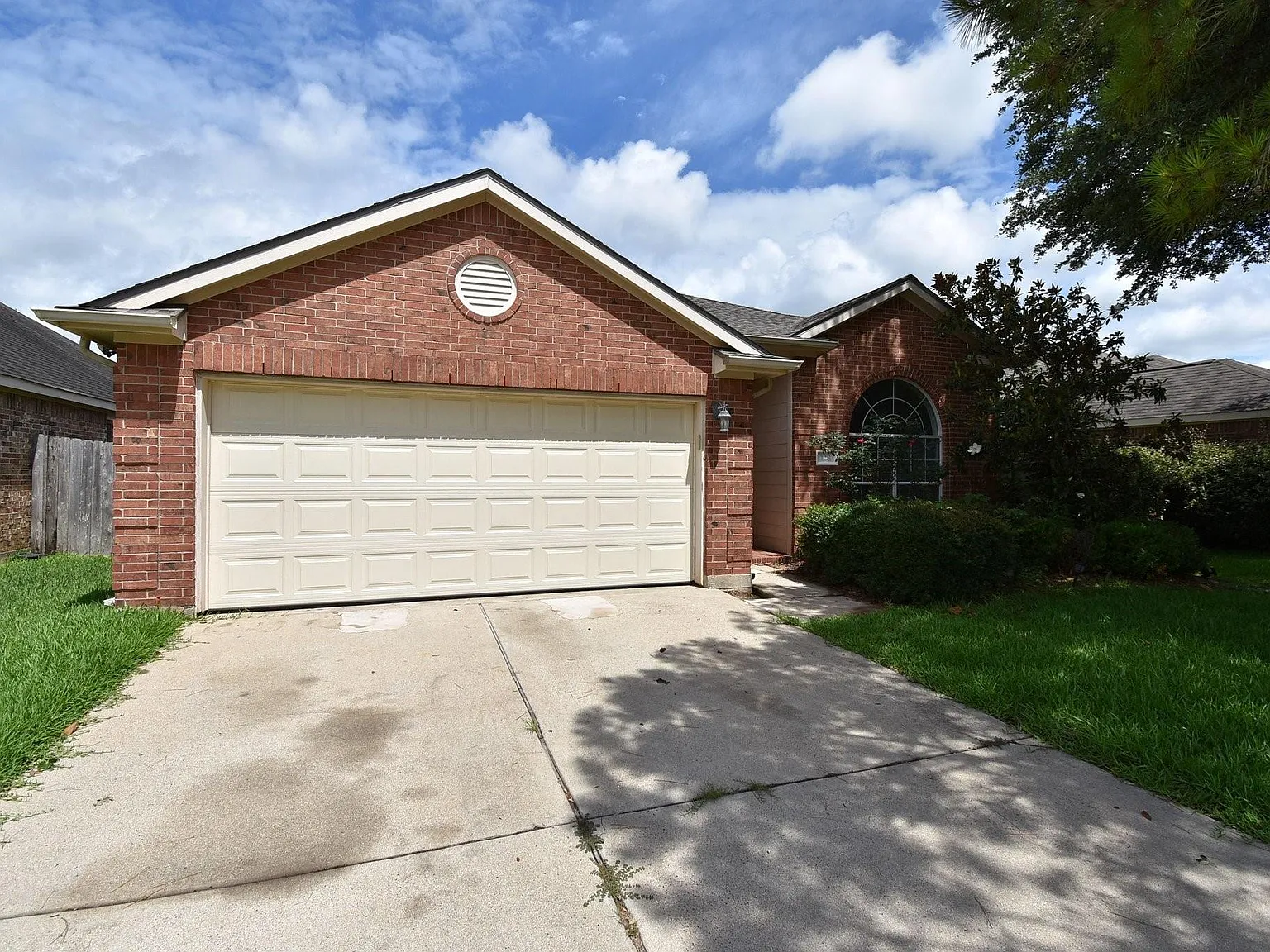 3 bed, 2.0 bath, 1934 sqft, $2,100 — Photo 2