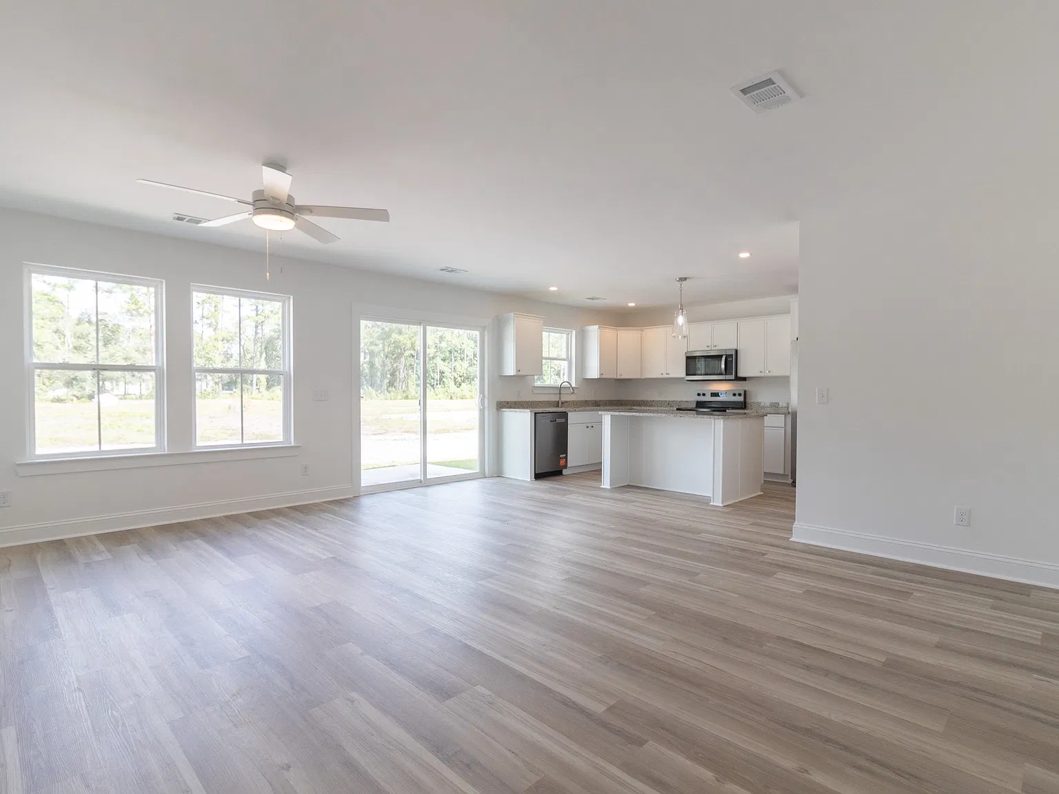 3 bed, 1350 sqft, $1,900 — Photo 3