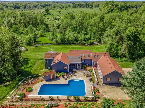 11000 N 43rd St, Hickory Corners, MI 49060