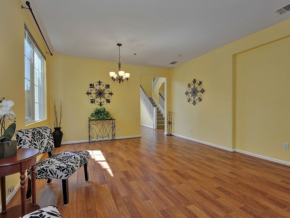 1st image of 121 Mahogany Ln
