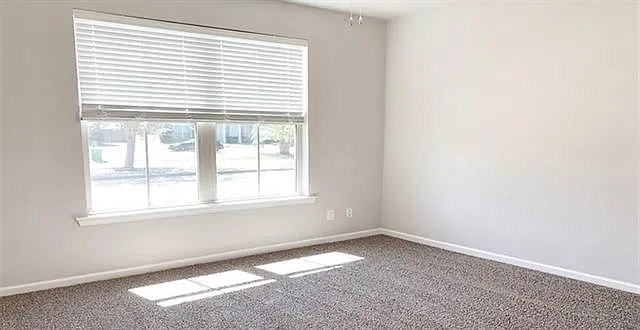 479 Lakeshore Vlg E — Photo 11