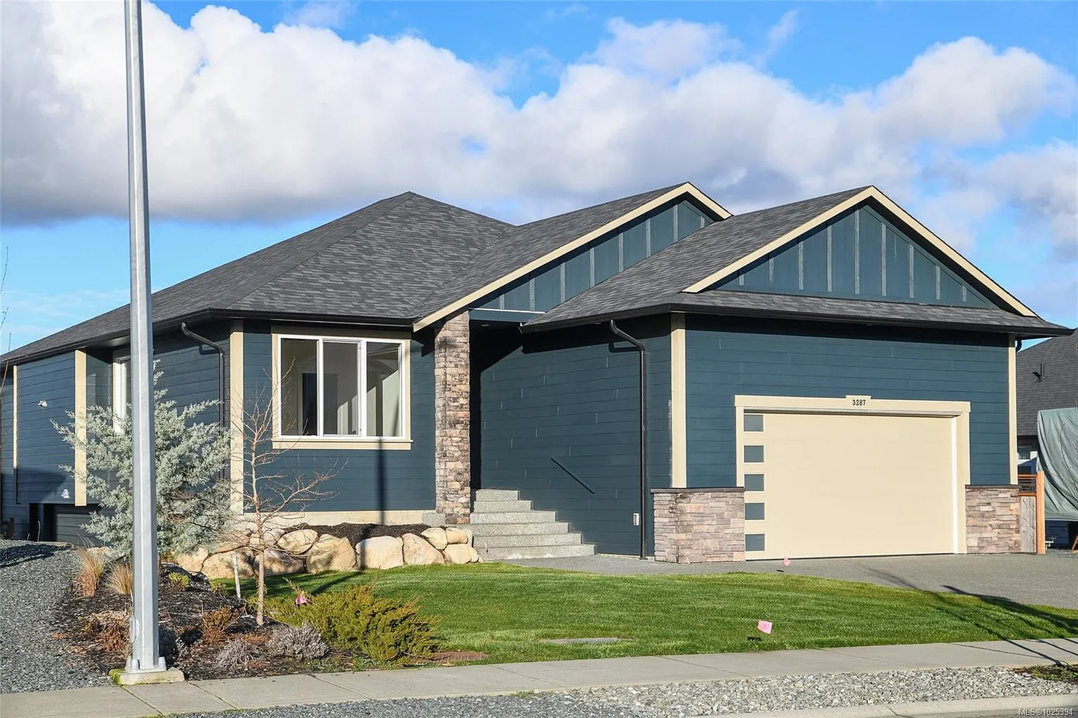 3287 Eagleview Cres photo 1