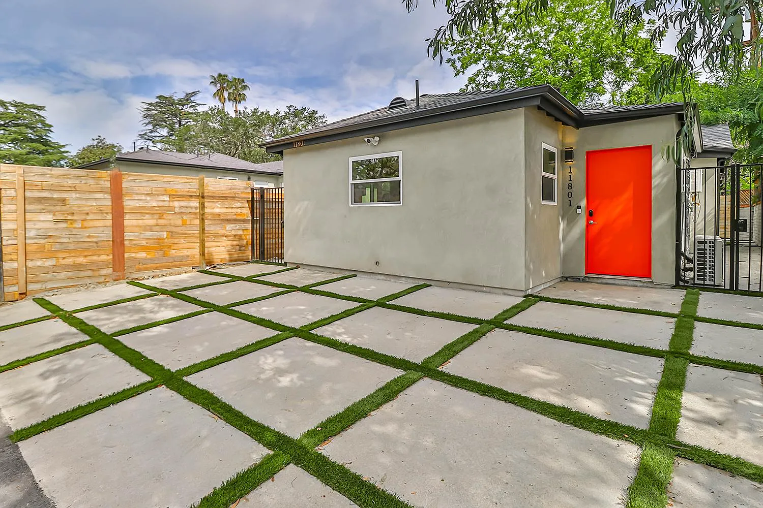 11801 Albers St — Photo 2