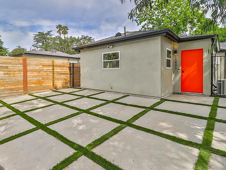 11801 Albers St — Photo 2