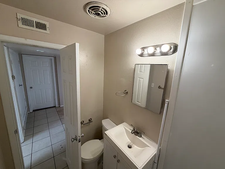 1100-1104 Palomas Dr SE — Photo 12