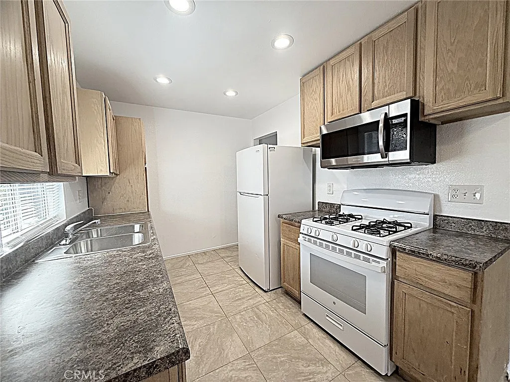 2 bed, 950 sqft, $2,600 — Photo 2