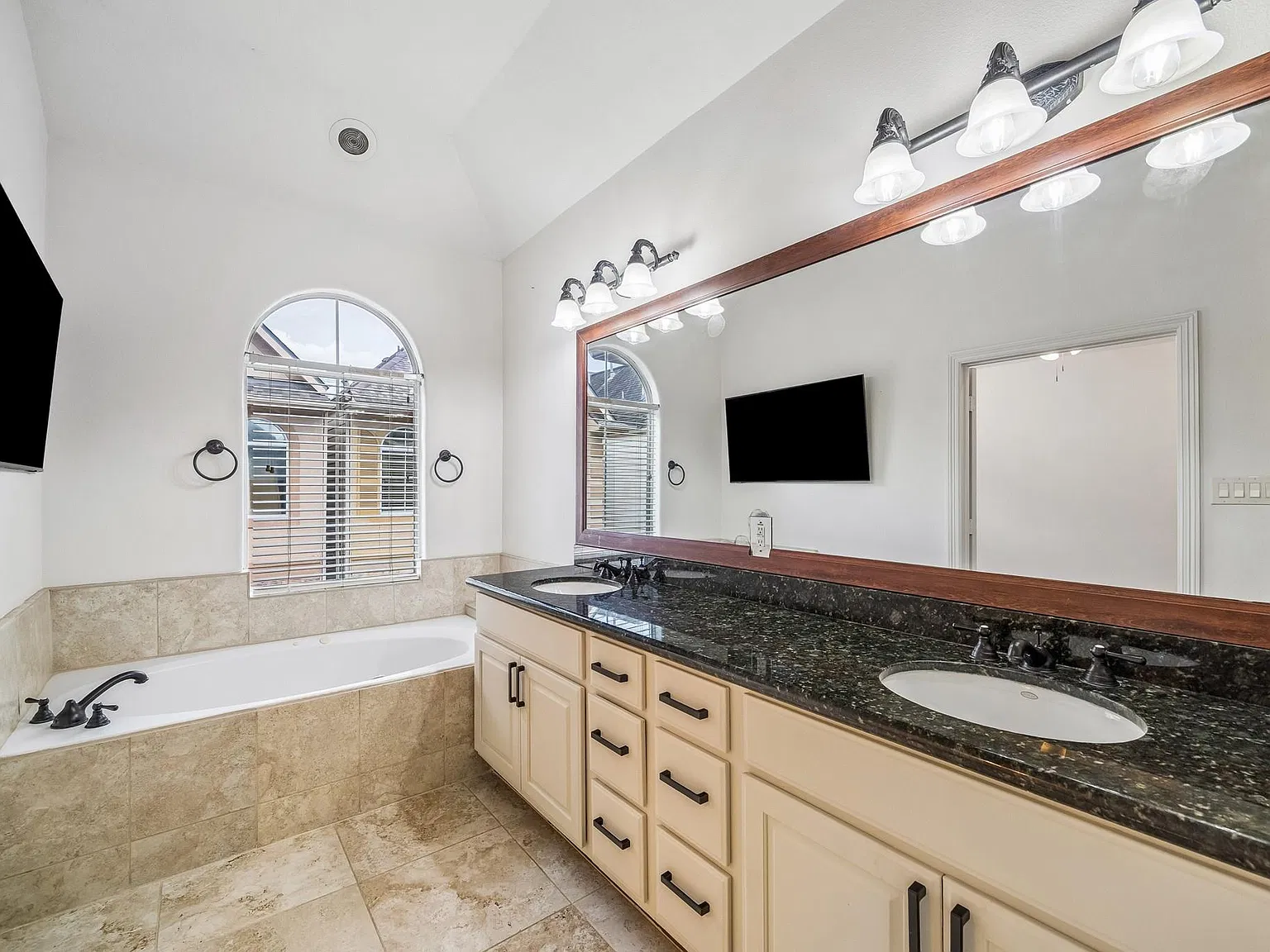 3 bed, 2.5 bath, 1668 sqft, $2,500 — Photo 4