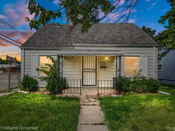 18543 Woodside St, Harper Woods, MI 48225