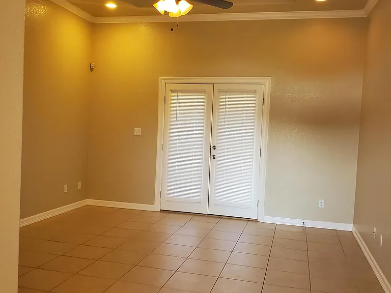 1906 Treasure Oaks Dr — Photo 3