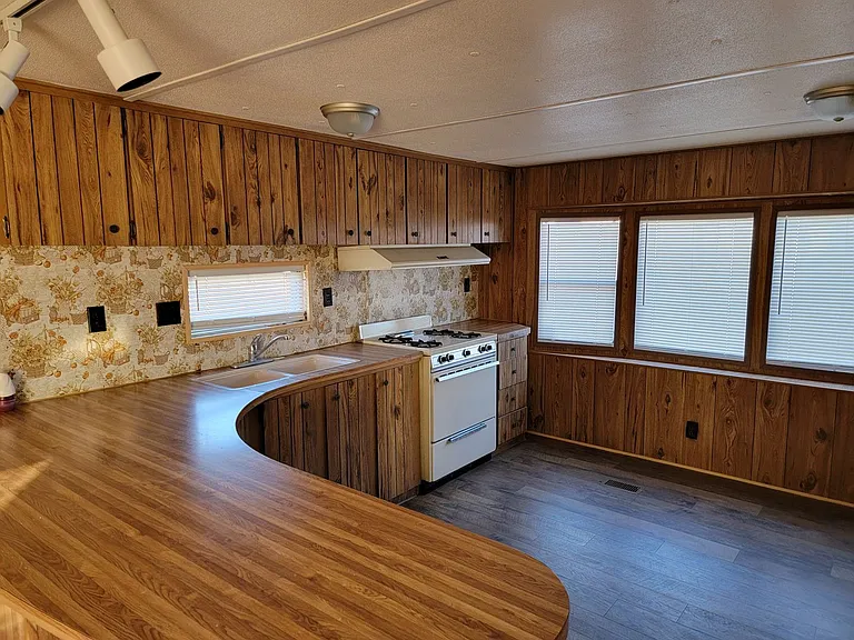 1692 Williams Dr — Photo 3
