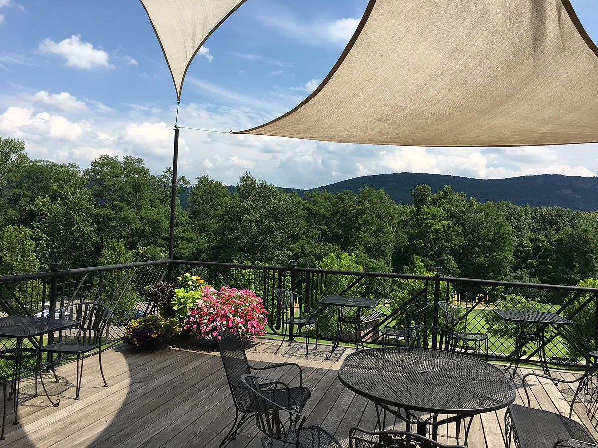 3rd floor shared patio - 180 Pleasant St #650
