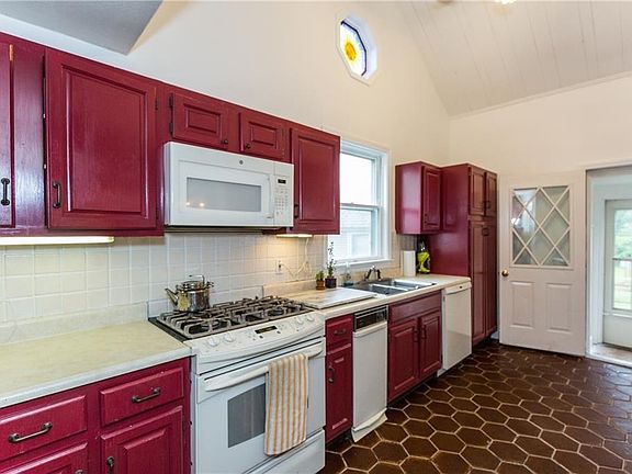 5th image of 212-214 Waterman Ave