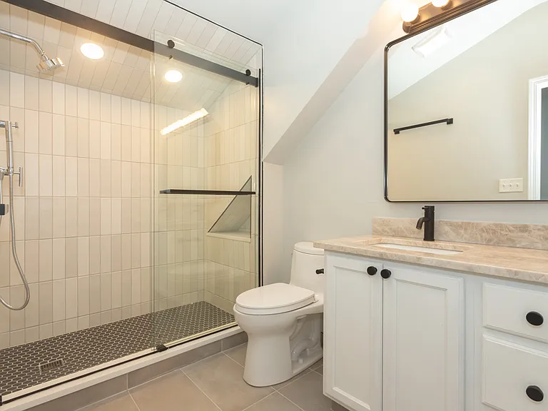 1901 W George St #COACH HOUSE — Photo 15