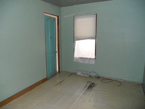 5th image of 122 N 1st St