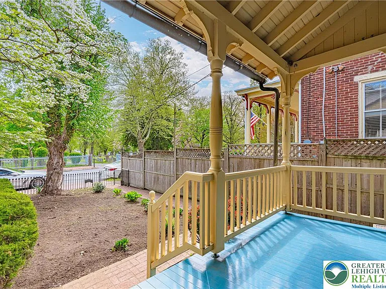 239 E Church St — Photo 5