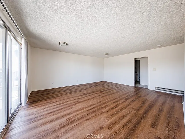 810 E Grand Ave — Photo 9