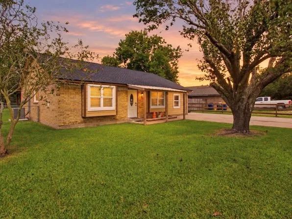 5106 3rd St, Danbury, TX 77534