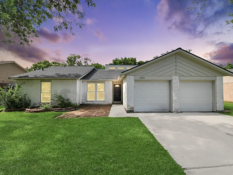 1104 N Heron Dr — Photo 1