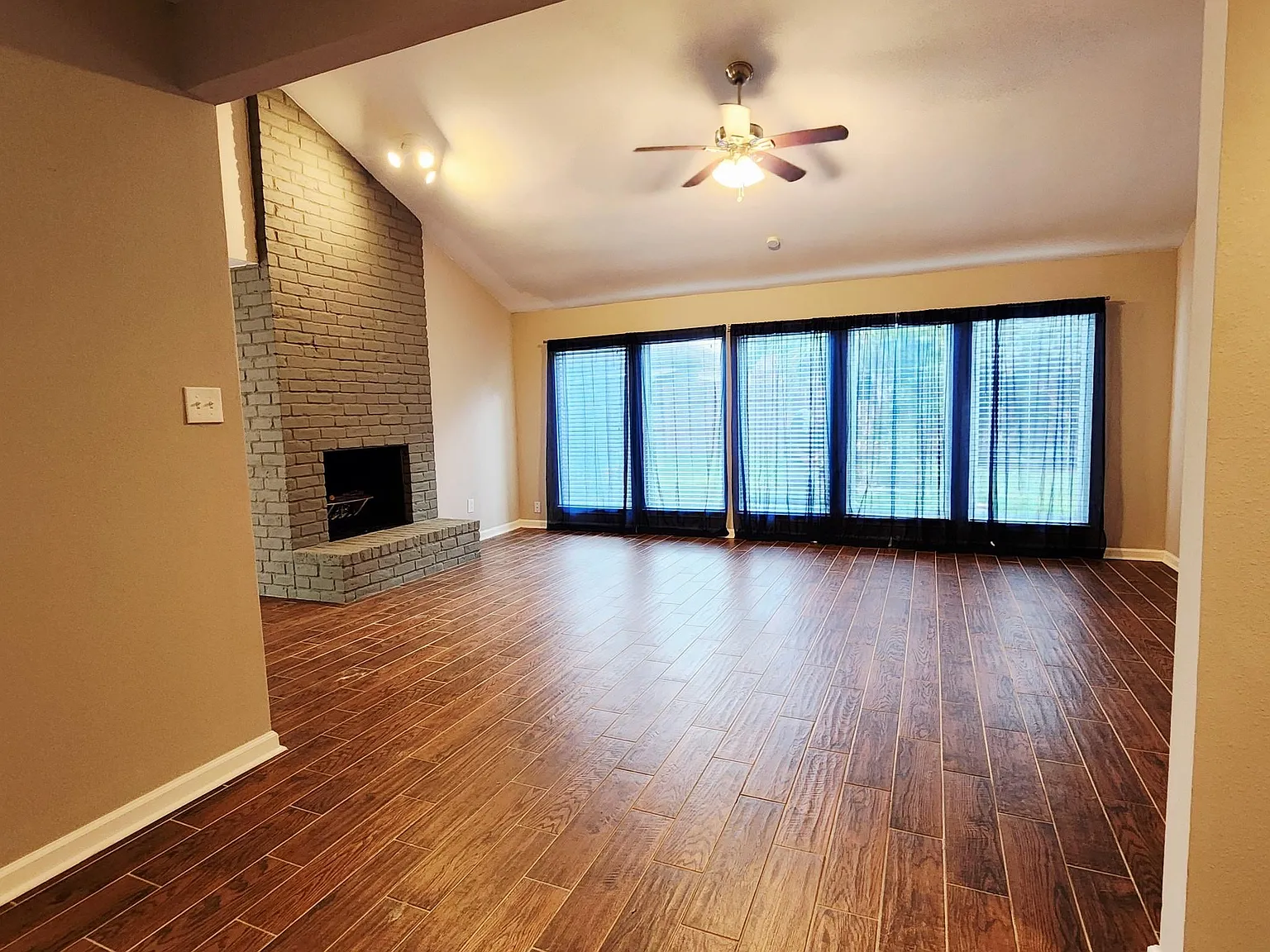 3 bed, 2.0 bath, 1845 sqft, $2,000 — Photo 2