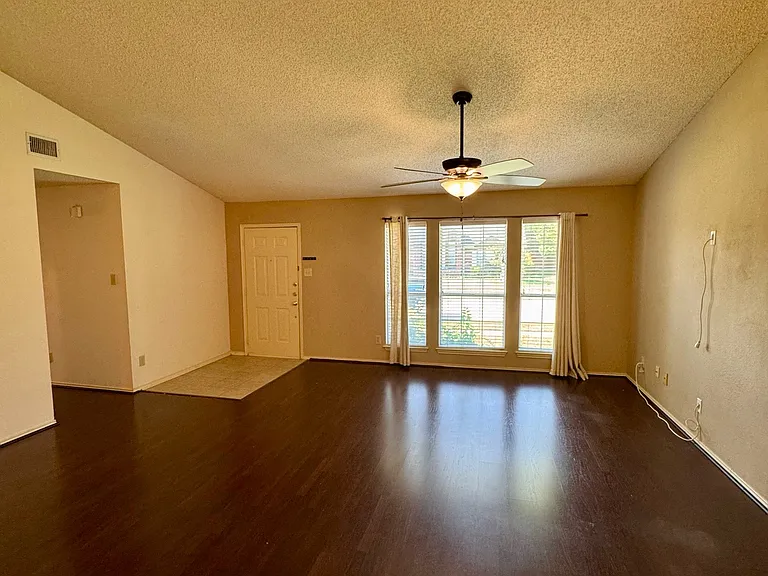 4410 San Mateo Ln — Photo 3