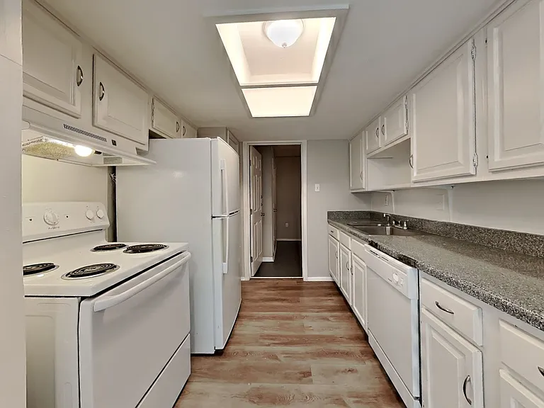 2225 Janice St — Photo 4