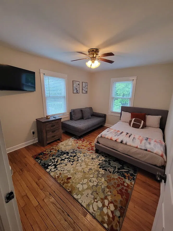 3 bed, 1280 sqft, $2,100 — Photo 3
