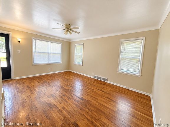 4th image of 1121 Pettibone Ave
