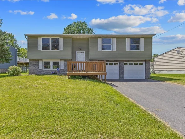 8256 Elaine Cir, Liverpool, NY 13090