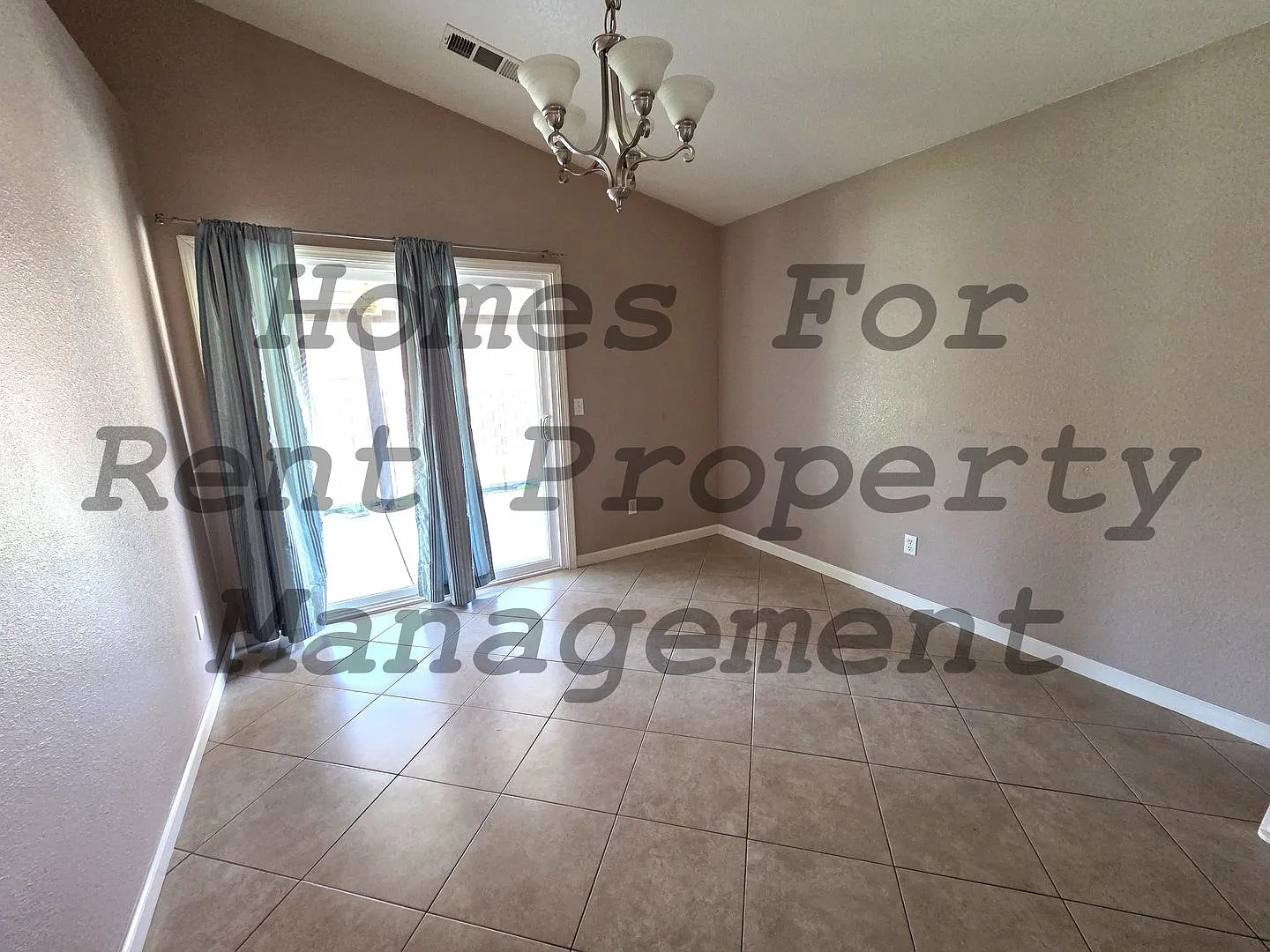 Beautiful 3 Bedroom 2 Bath Home — Photo 3
