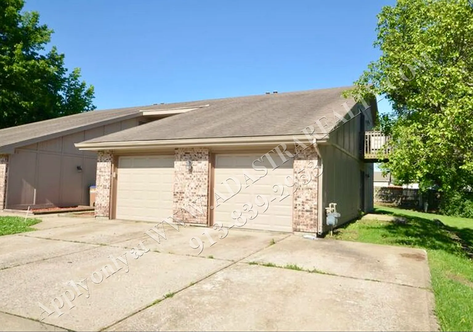 404 Sky Vue Dr, Raymore, MO 64083 — Photo 1