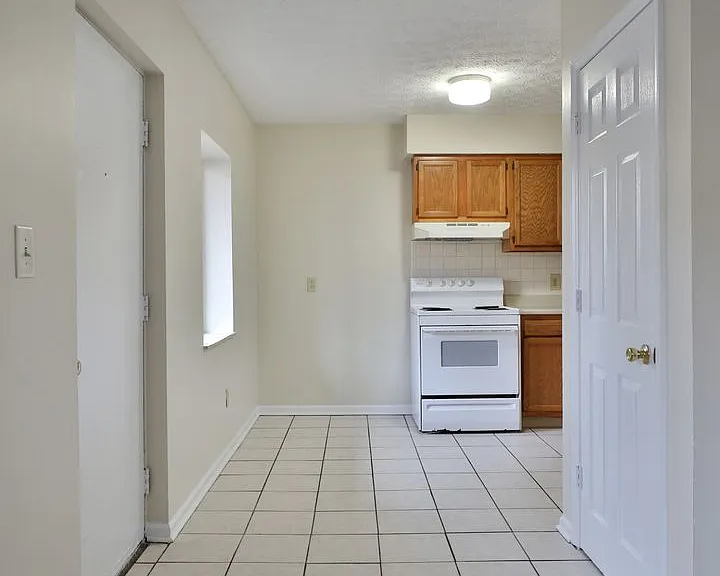 450 E Norwich Ave — Photo 5