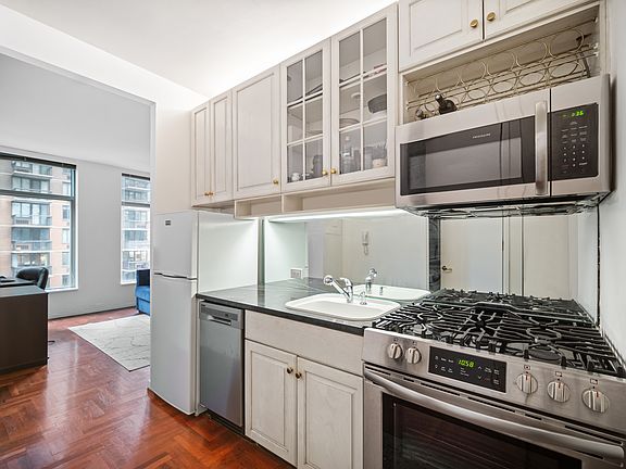 4th image of 250 E 54th St APT 5E