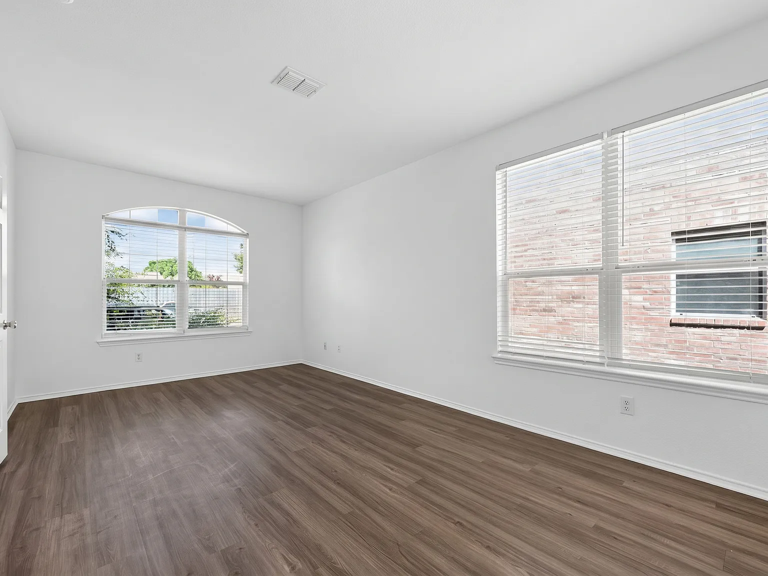 5 bed, 2.5 bath, 3608 sqft, $3,875 — Photo 4