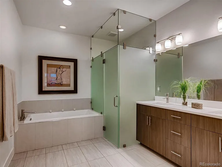 6739 E Lowry Blvd — Photo 15