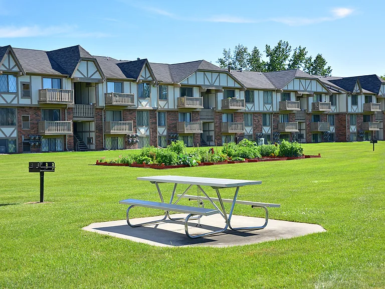 Huntington Place Apartments — Photo 12