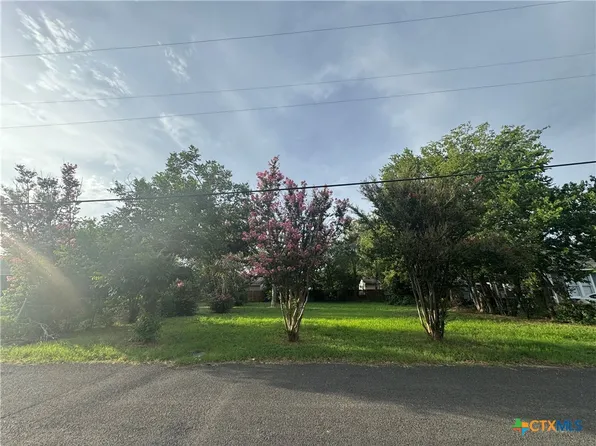 712 Johnson Ave, Seguin, TX 78155