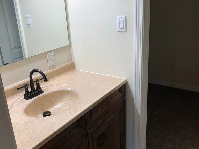 1000 Lakewood Dr #4 — Photo 4