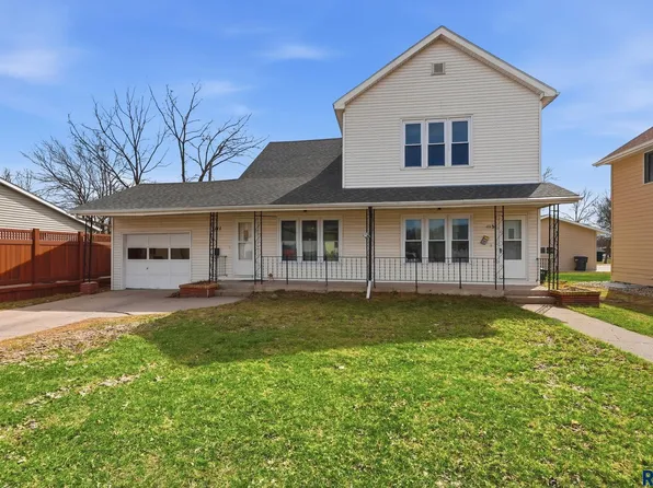 111 & 111-1/2 W Warren St, Luverne, MN 56156