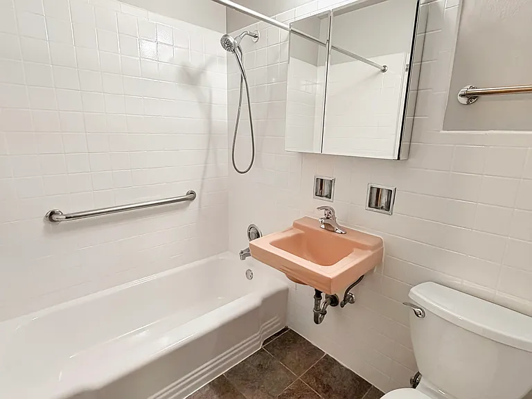 586 N Rozanne Dr #B — Photo 6