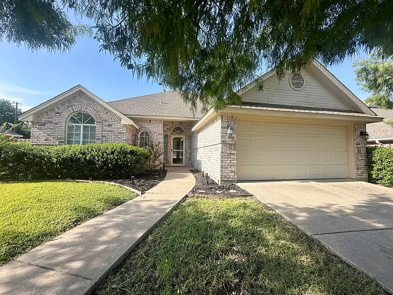 1806 Sand Stone Dr — Photo 2