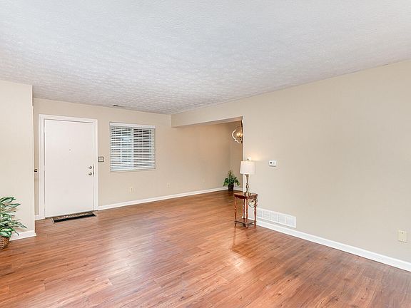 2nd image of 1052 Oakwood Ct APT 2