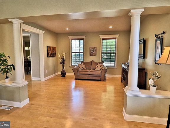 5th image of 312 Squire Ln