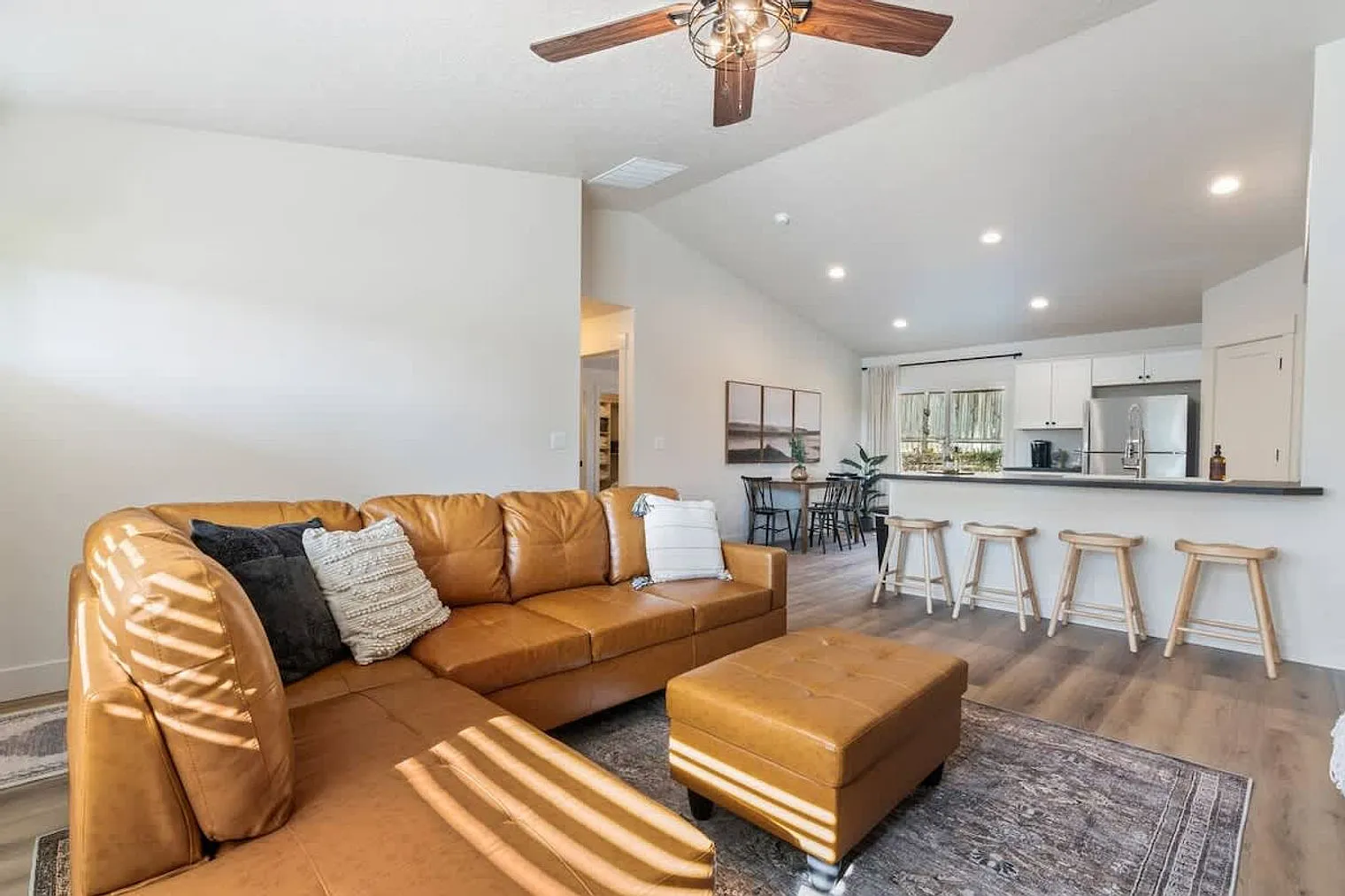 3 bed, 2.0 bath, 1237 sqft, $4,587 — Photo 3