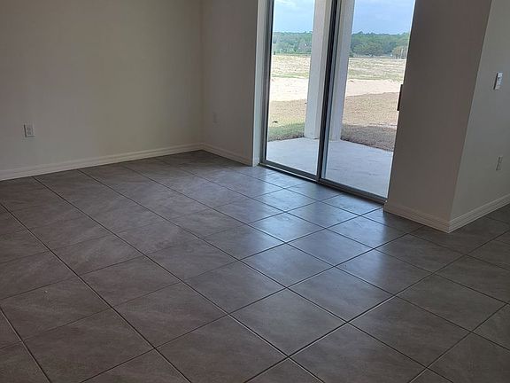 4th image of 411 W Putting Green Ct