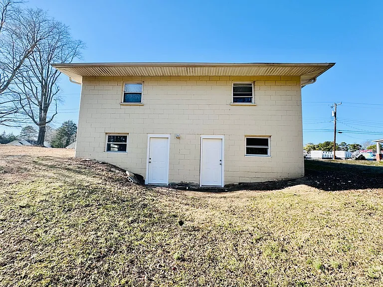 826 N Main St — Photo 14