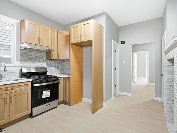 4th image of 19 Komorn St